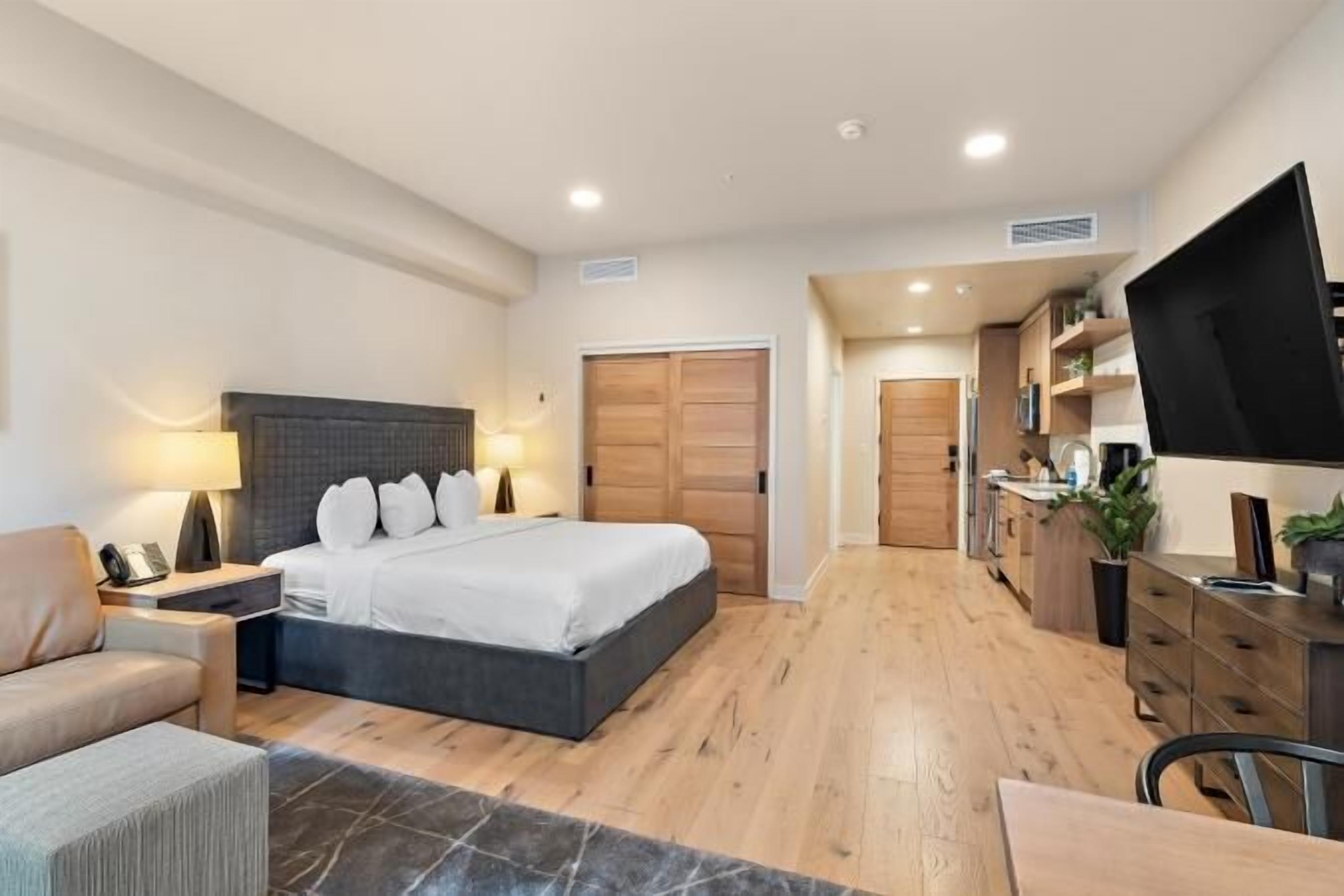 3 quartos, acesso à internet, roupa de cama