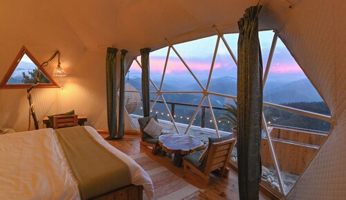 Glamo Home Cheog, Shimla with Private Projector, Pool Table,Hot tub