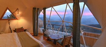 Glamo Home Cheog, Shimla with Private Projector, Pool Table,Hot tub