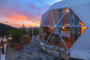 Terrace/patio - Glamo Home Cheog, Shimla with Private Projector, Pool Table,Hot tub (Cheog)