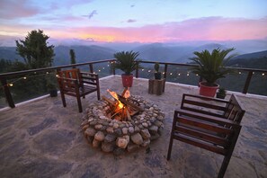 Terrace/patio - Glamo Home Cheog, Shimla with Private Projector, Pool Table,Hot tub (Cheog)