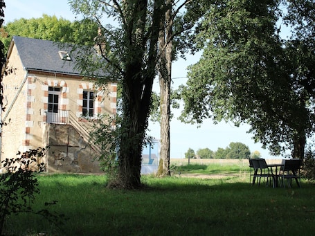 Outdoor dining. Rural charm between Le Mans and Tours, renovated house in nature