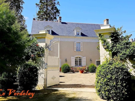 外観. Elegant B&B in La Ménitré with heated pool and wifi