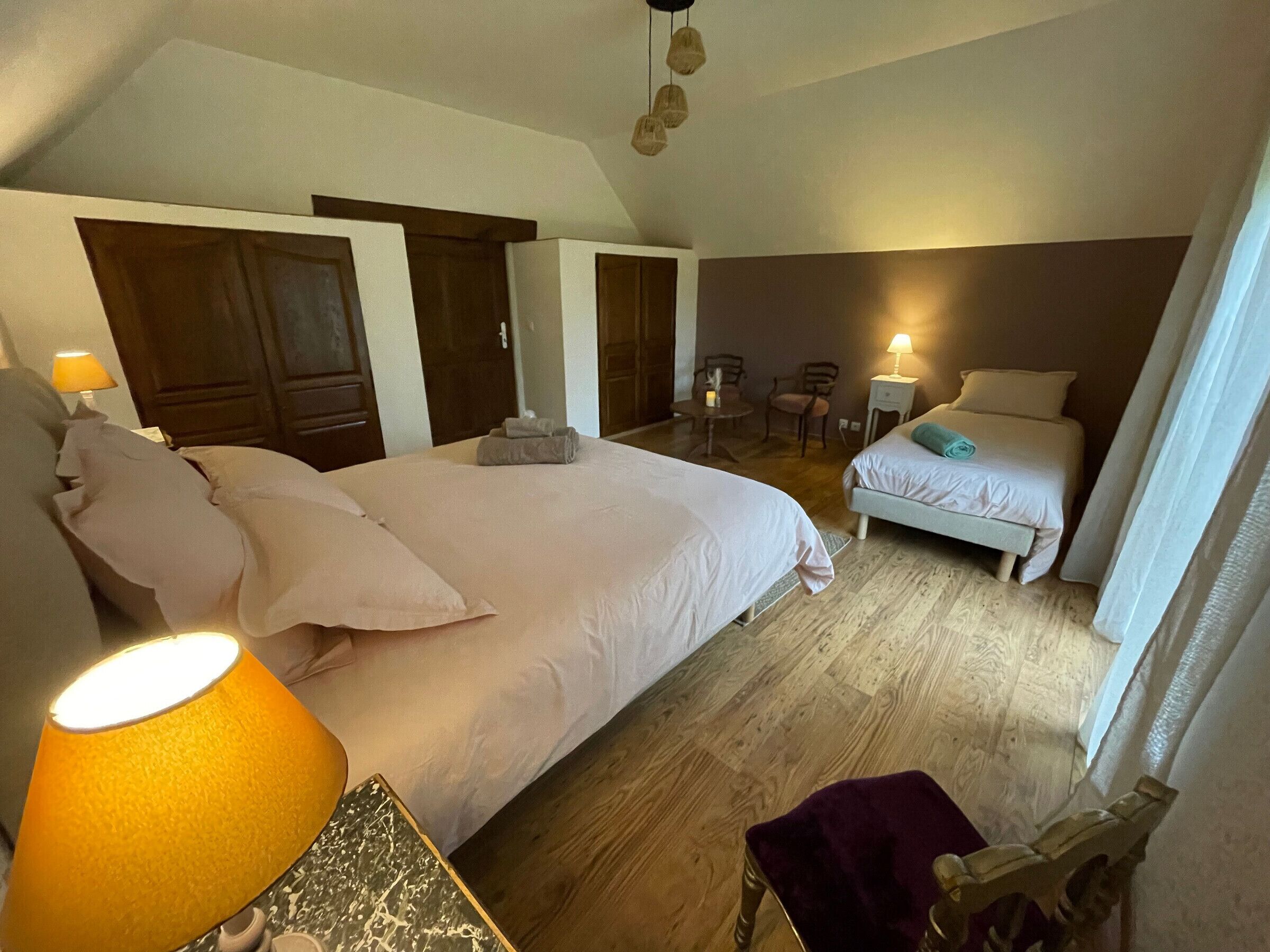 5 多间卧室、免费 WiFi、床单