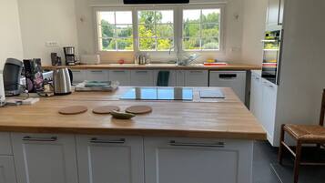 Réfrigérateur, four à micro-ondes, un four, lave-vaisselle