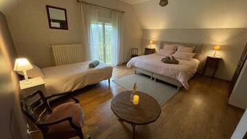 5 bedrooms, free WiFi, bed sheets