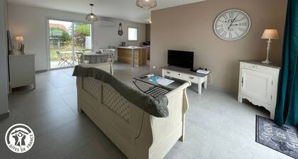 Modernes Haus in La Barre-de-Monts mit Terrasse und Parkplatz