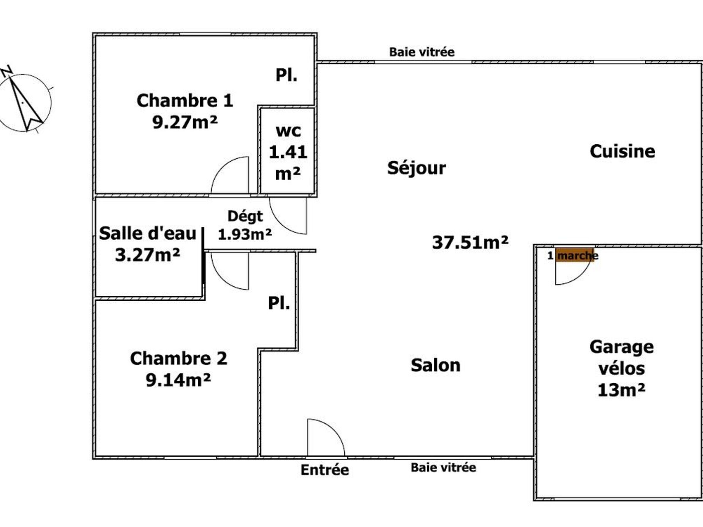Un plan d’étage d’une maison comprenant deux chambres, une salle de bain, un salon, une cuisine, un coin repas, un garage et un balcon.