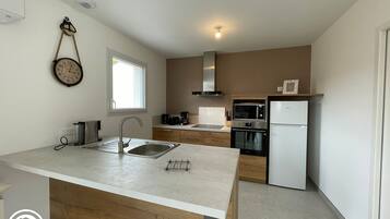 Een koelkast, een microgolfoven, een oven, een vaatwasser