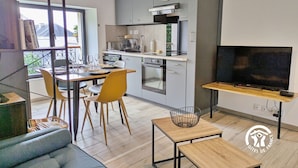A modern apartment with a dining area, kitchen, and living room. - Cozy apartment in Laval, parking included, for 4 people (Laval)