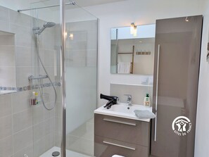 Towels - Cozy apartment in Laval, parking included, for 4 people (Laval)