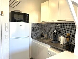 Fridge, microwave, stovetop, coffee/tea maker