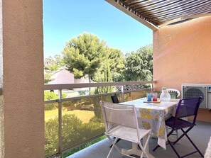 Outdoor dining - Studio cabin sleeps 4 in Bormes-les-Mimosas with air conditioning and parking (Bormes-les-Mimosas)