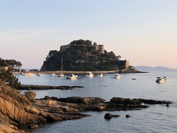 Marina - Studio cabin sleeps 4 in Bormes-les-Mimosas with air conditioning and parking (Bormes-les-Mimosas)