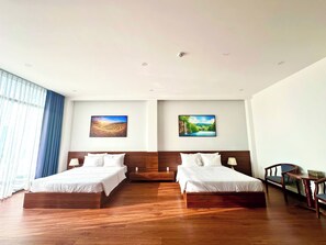 패밀리 더블룸 또는 트윈룸, 발코니, 바다 전망 | 고급 침구, 메모리폼 침대, 각각 다른 스타일의 인테리어, 책상