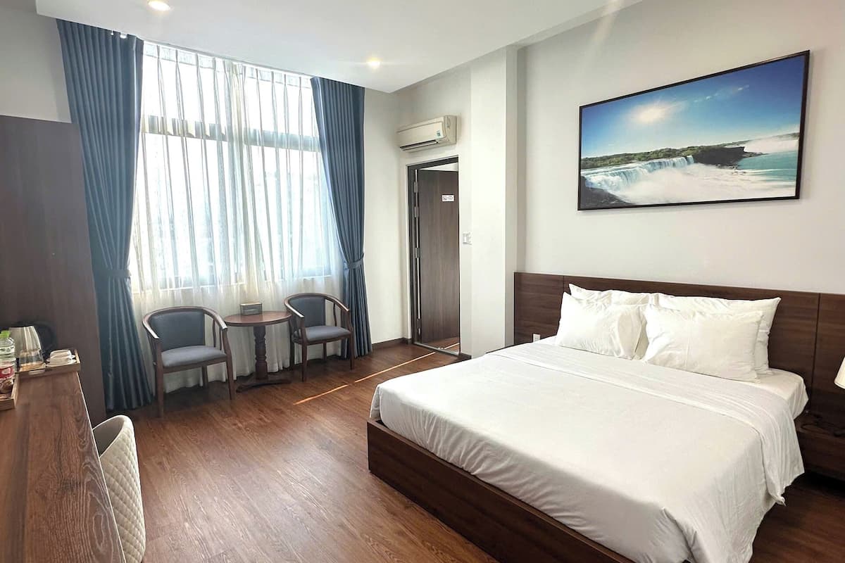 Panoramic Double Room Single Use, 1 Queen Bed, Balcony, City View | Premium bedding, memory foam beds, individually decorated, desk