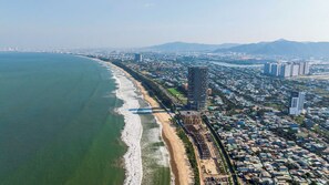 Rannalla, valkoista hiekkaa