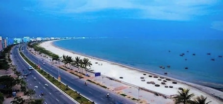 En la playa y playa de arena blanca