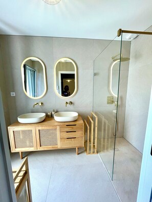 Dusche, Haartrockner, Handtücher, Toilettenpapier