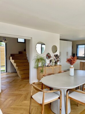 Dining - Modern house, 200m from the beach 🌊 (Séné)