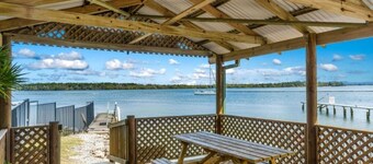 Boat ramp, jetty and pool. Family holidays or romantic getaways on the Clarence
