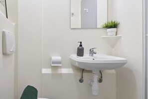 Single Room, Non Smoking | Bathroom