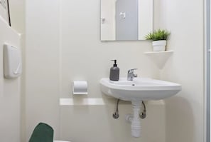 Single Room, Non Smoking | Bathroom