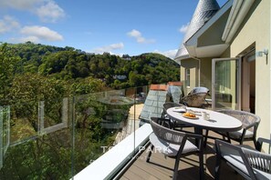 Outdoor dining - Overwater Point – 2-Bed River View Apartment at Tors Park (Lynmouth)