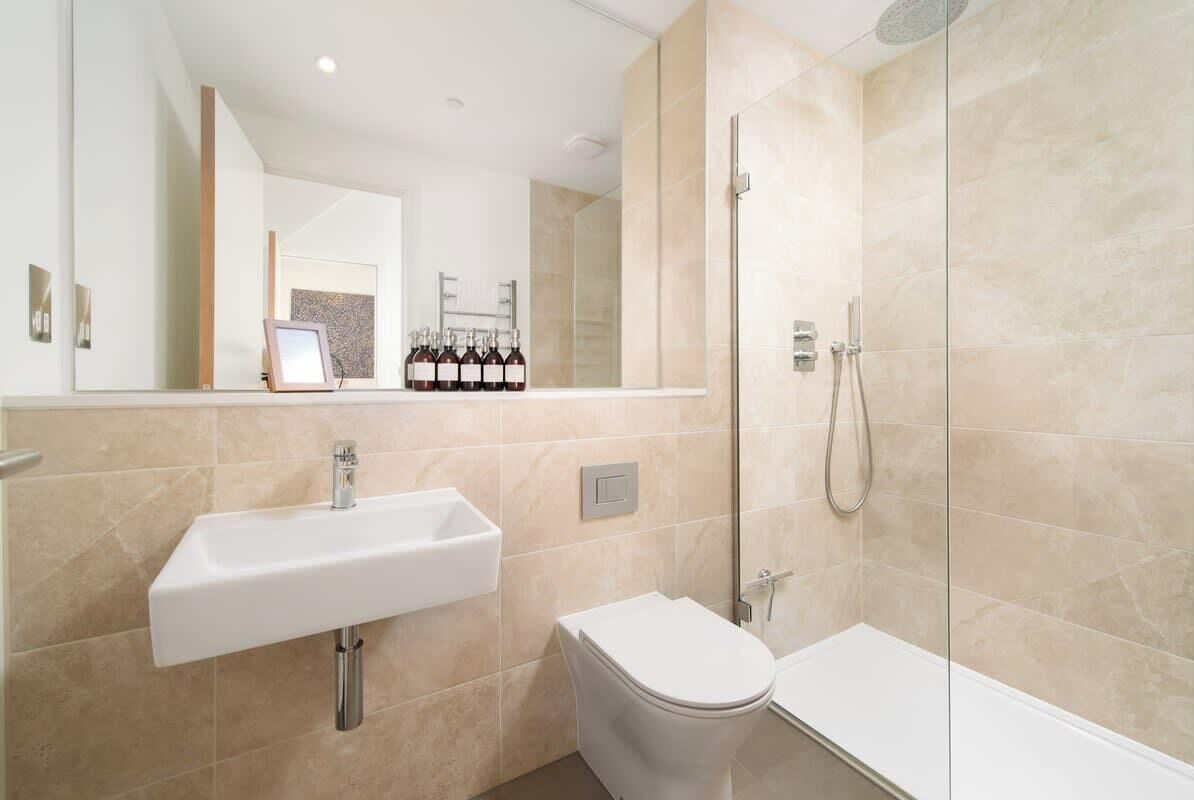 Ein modernes Badezimmer mit Waschbecken, Toilette und Dusche.