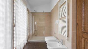 Doccia, asciugacapelli, bidet