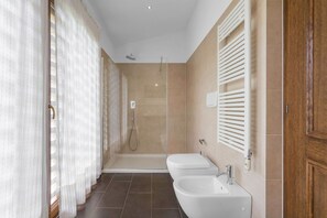 Bruser, hårtørrer, bidet