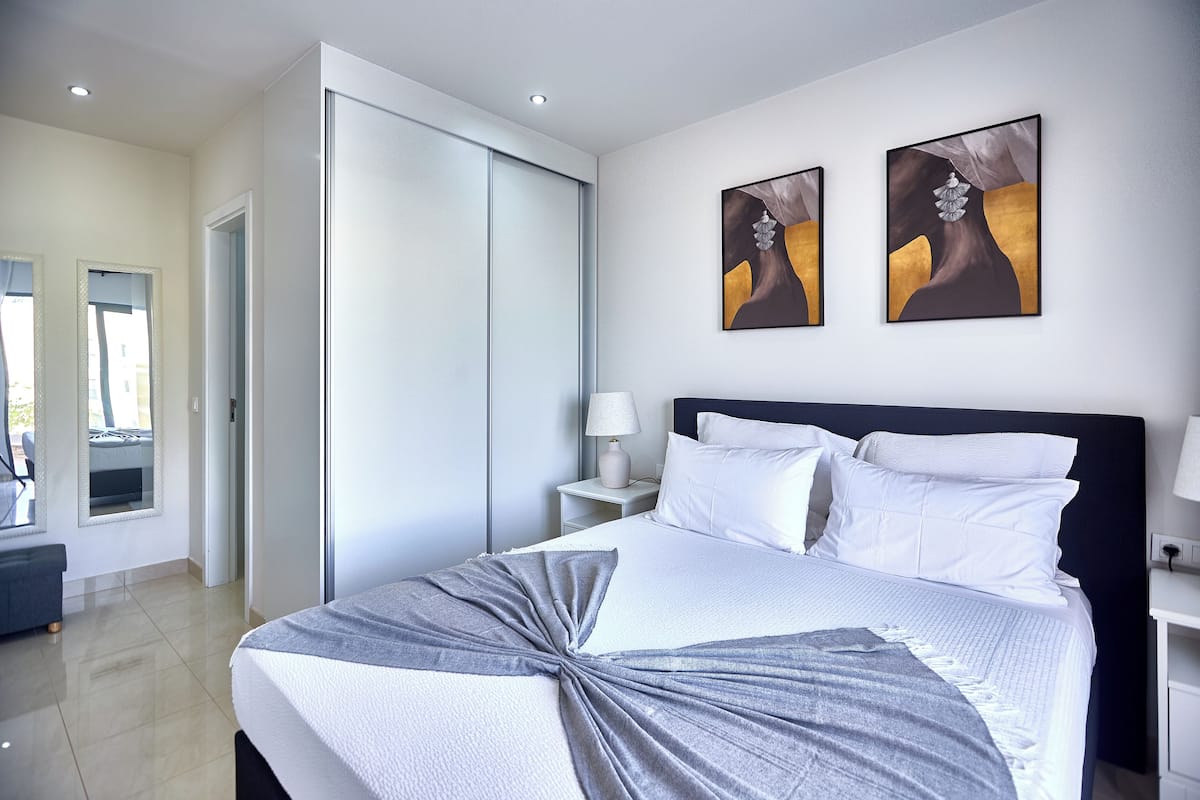 Appartement, uitzicht op stad | Een kluis op de kamer, verduisterende gordijnen