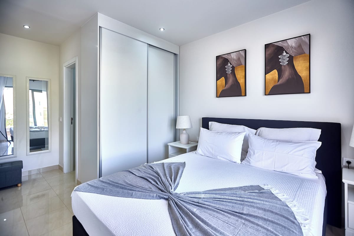 Apartamento, vista para a cidade | Cofres nos quartos, cortinas blackout, ferros/tábuas de passar roupa