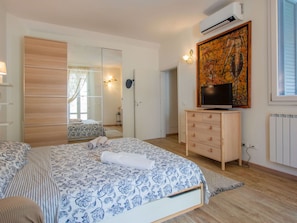 1 bedroom, travel cot, free WiFi
