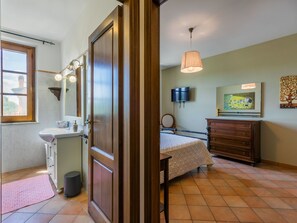 1 bedroom, travel cot, free WiFi