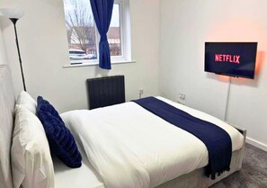 1 chambre, bureau, fer et planche à repasser, lit parapluie