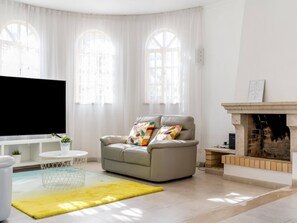 TV, fireplace, ping pong