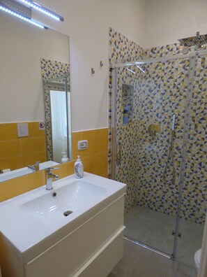 Douche, sèche-cheveux, bidet, serviettes fournies
