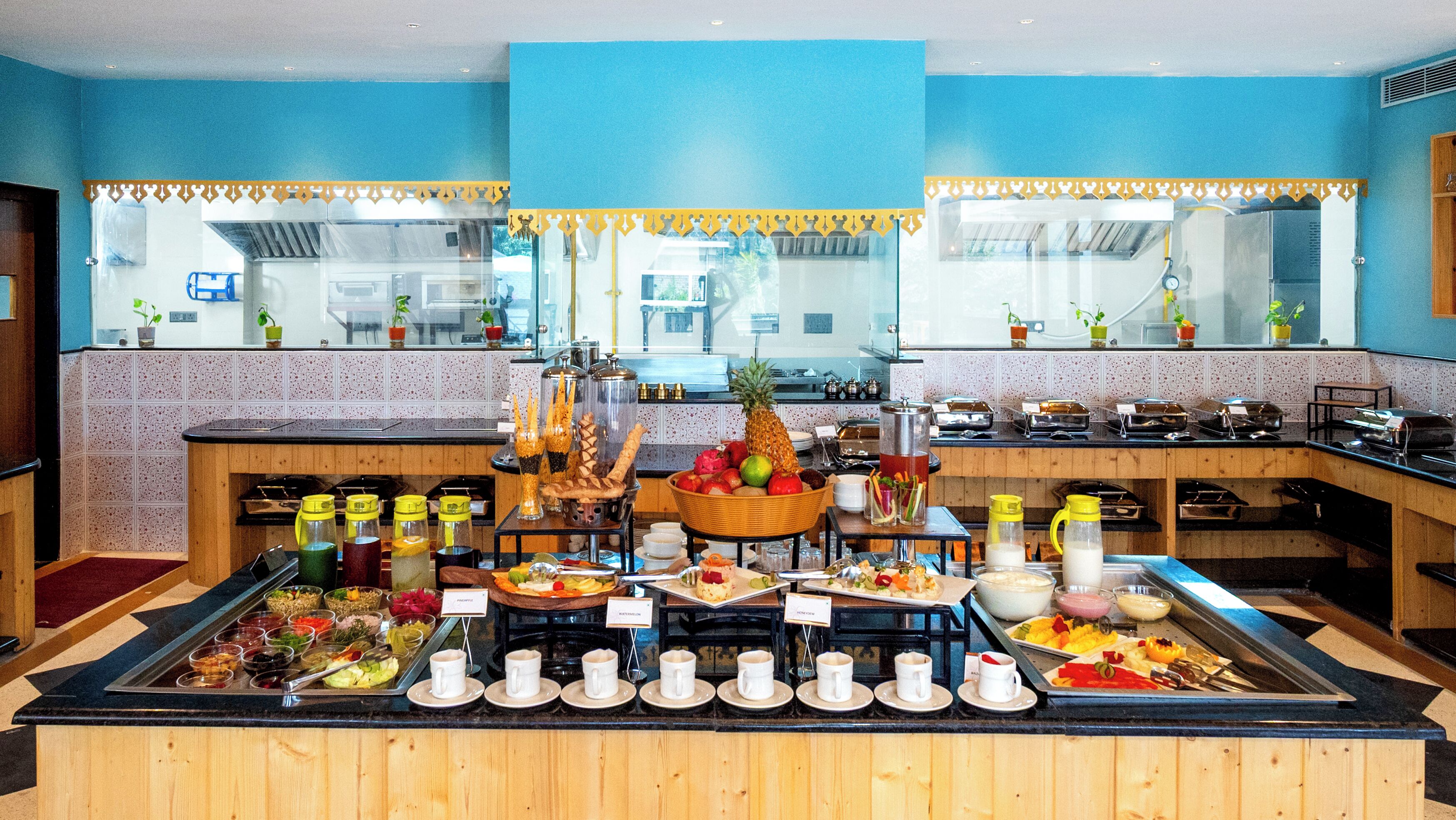 每日供应自助式早餐（每人 INR 800）