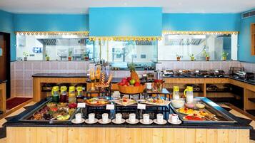 每日供应自助式早餐(每人 INR 800)