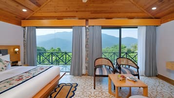 Habitación Deluxe doble | Caja fuerte, escritorio, cortinas opacas y tabla de planchar con plancha