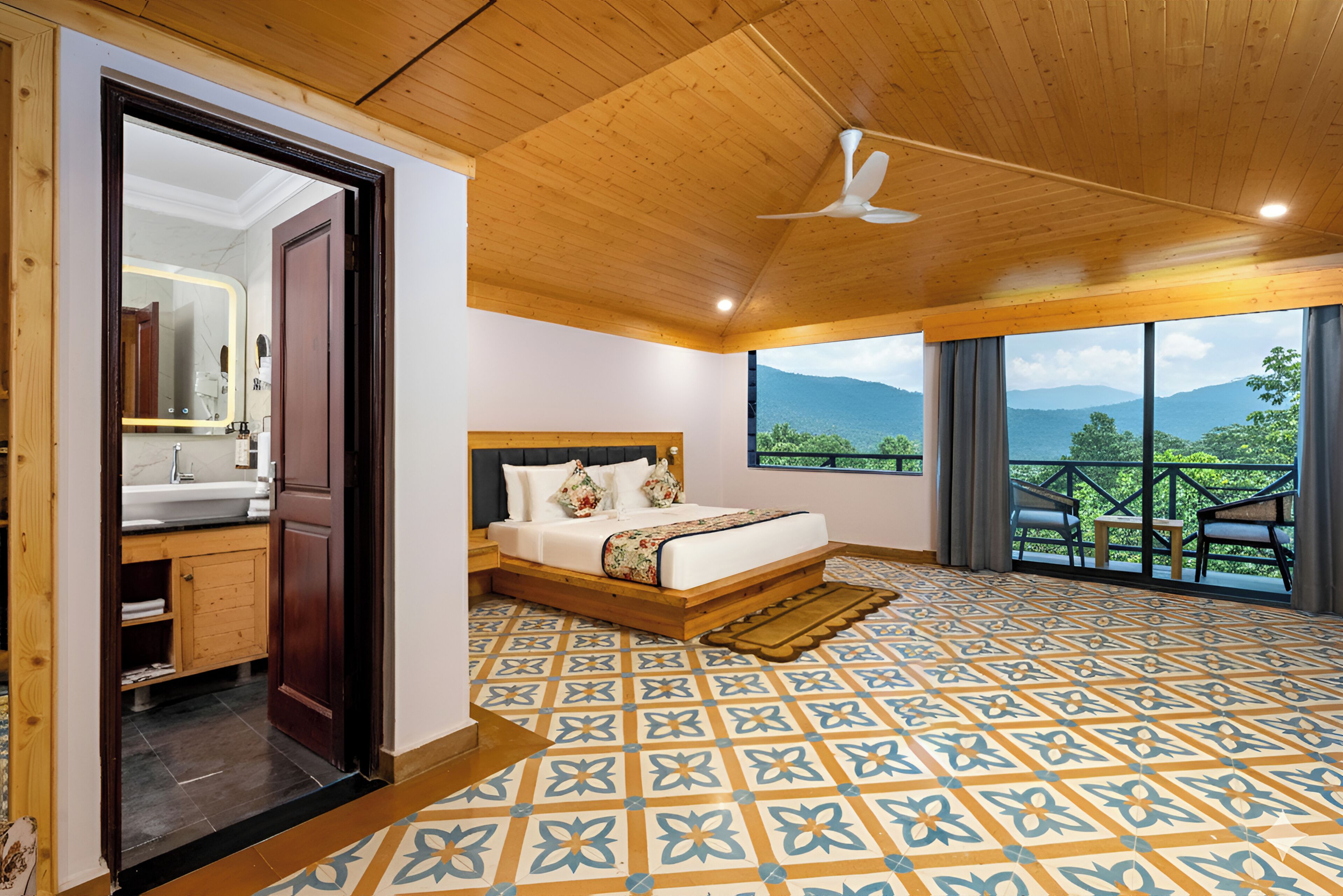 Une chambre avec un grand lit, un plafond en bois et une vue sur l’extérieur.