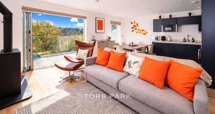 Overwater Reach – 2-Bed River View Apartment at Tors Park