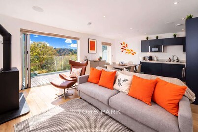 Overwater Reach – 2-Bed River View Apartment at Tors Park