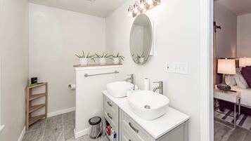 Een haardroger, handdoeken