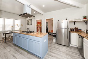 Een koelkast, een microgolfoven, een oven, een kookplaat