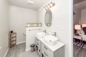 Shower, hair dryer - The Beacon (North Charleston)