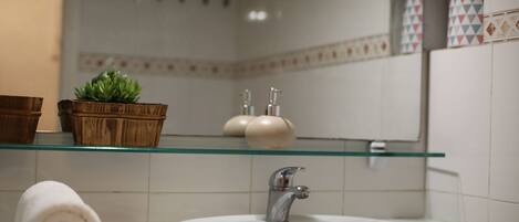 Toallas, jabón, papel higiénico