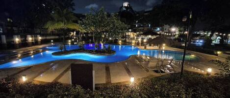 Una piscina al aire libre