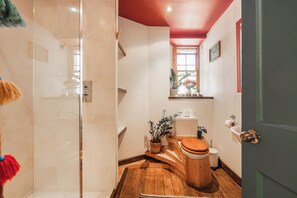 Douche, sèche-cheveux, serviettes fournies, papier toilette